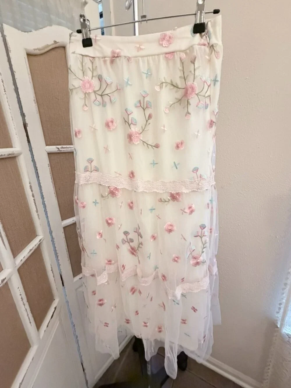 Altar'd State NWT  Callistyn Embroiderd  Pink Floral Tulle Midi Skirt Ex Small - Picture 2 of 10